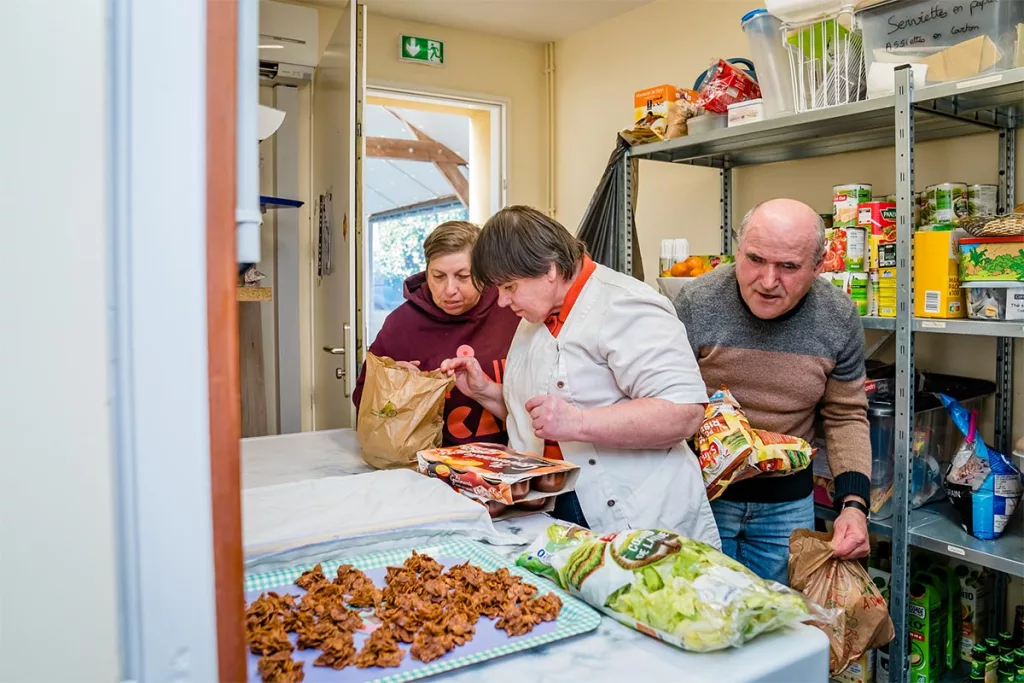 Personnes qui profitent de partager un moment convivial dans leur hébergement.
