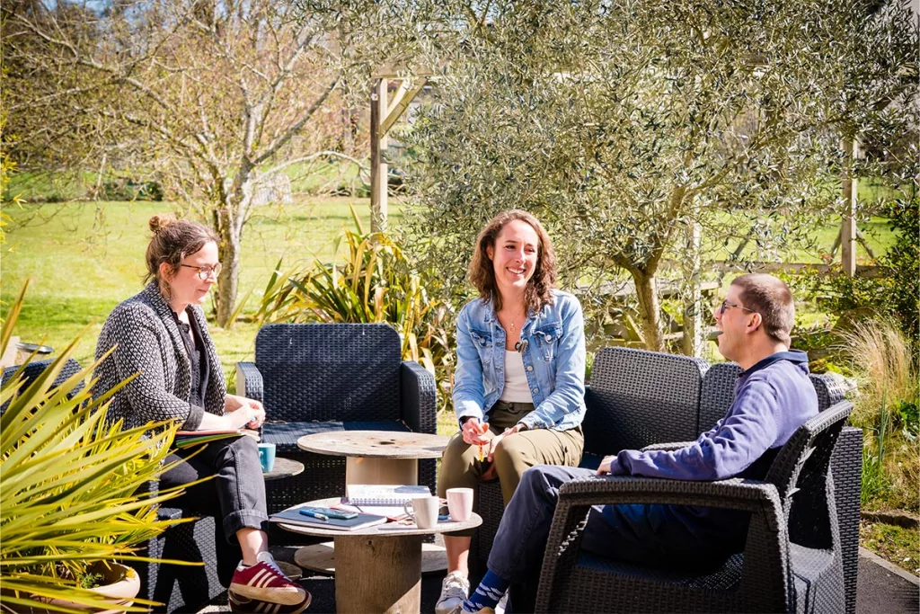 Groupe de personnes qui discutent dehors